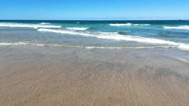Okyanus Dalgaları Sandy Sahilinde Yuvarlanıyor