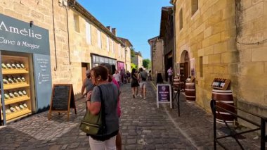 İnsanlar büyüleyici bir alışveriş sokağında yürüyor