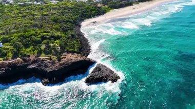 Benzersiz kaya oluşumlarıyla çarpıcı bir kıyı manzarası.