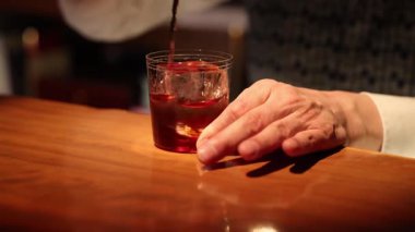 Uzman barmen barda içki karıştırıyor.