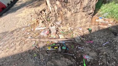 Zamanla ağaçların etrafını kirletiyor.