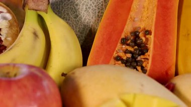 Dilimlenmiş çeşitli meyvelerin canlı görüntüsü