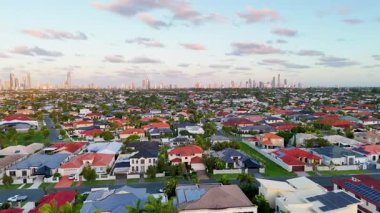 Carrara, Queensland 'daki banliyö evleri ve kanalları