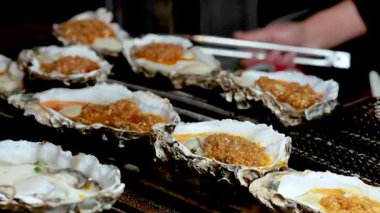 Hong Kong 'da istiridye kızartılıyor.