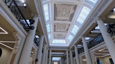 Tavan detaylarıyla zarif bir mimari.