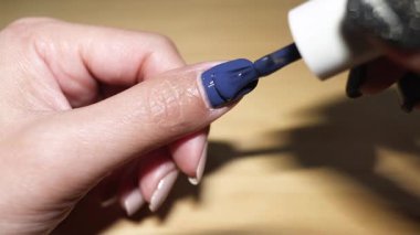 Tırnaklara mavi oje sıralı uygulamasıName