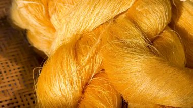 Örülmüş sepetlerde sergilenen altın ipekler