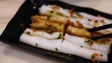 Çubuklar pirinç eriştesi topluyor.