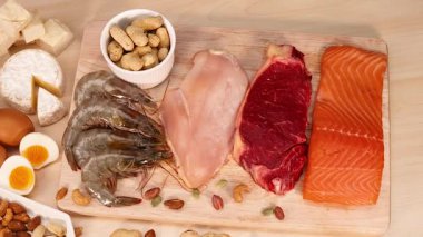 Etler, fındıklar ve süt ürünleri çeşitliliği