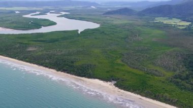 İnsansız hava aracı, bereketli yağmur ormanlarının üzerinde süzülür. Kumlu kıyı şeridi ve kıvrımlı nehirle buluşur. Yumuşak gün ışığında yumuşak, sinematik kamera hareketiyle geniş tropikal manzarayı gözler önüne serer.