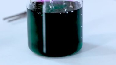 Bir kimyasal reaksiyon gösterisinde renk değişimi