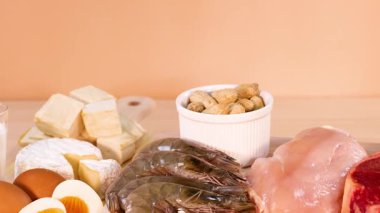 Turuncu arka planda protein zengini gıdaların çeşitliliği