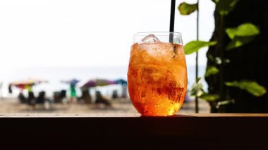 Phuket 'teki plaj manzaralı ferahlatıcı içecek.