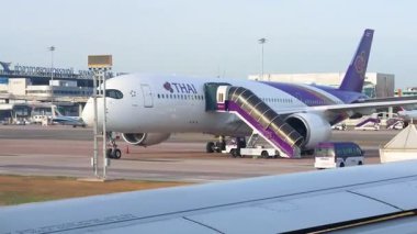 Uçak Suvarnabhumi Havaalanı 'nda hareket ediyor.