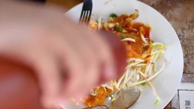 Midye tabağına sos ekliyorum.