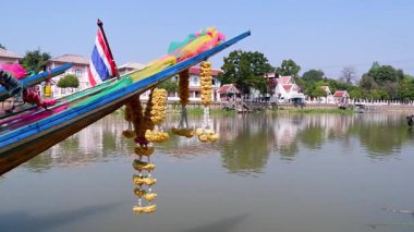 Ayutthaya 'da sakin bir nehirde süslü bir tekne.