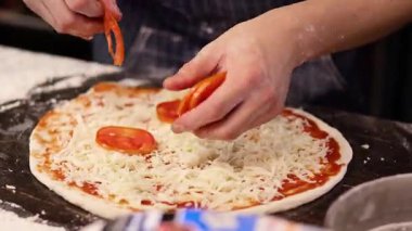 Peynirli ve domatesli pizza yapmak