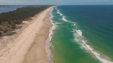 Drone dalgaları ve kumlu kıyı şeridini yakalıyor