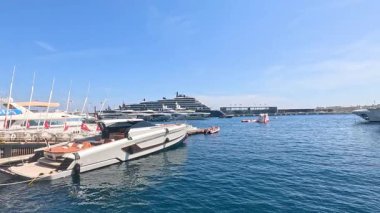Monte Carlo rıhtımına yanaşan tekne ve yatlar