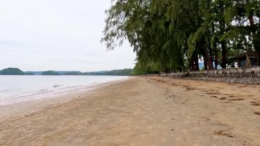 Tayland, Krabi 'de yemyeşil yemyeşil sakin bir sahil.