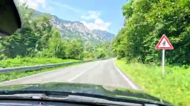 İtalya 'nın dağlık Piedmont şehrinden geçerek