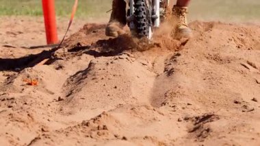 Motosikletçi kumlu arazide ve engellerde geziniyor