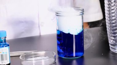 Kuru buz suyla tepkimeye girer ve duman yaratır.