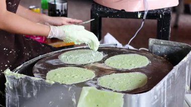 Sıcak ızgarada yeşil krep hazırlamak ve pişirmek