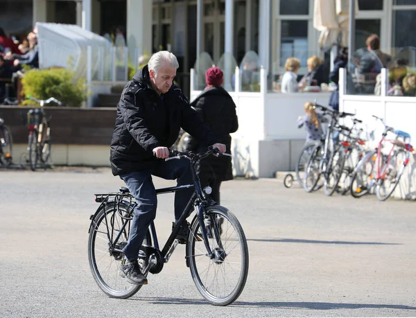 德国汉诺威3月30日 身份不明的老人喜欢骑着自行车经过马斯喀斯湖 2018年3月30日 德国汉诺威 — 图库照片