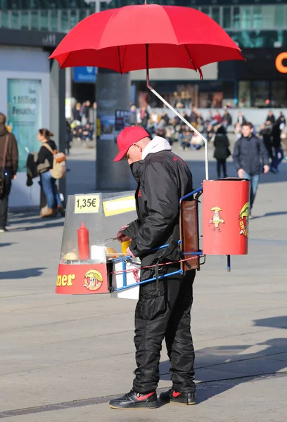 Berli Almanya Şubat Tanımlanamayan Adam Alexanderplatz Hot Dog Satıyor Şubat — Stok fotoğraf
