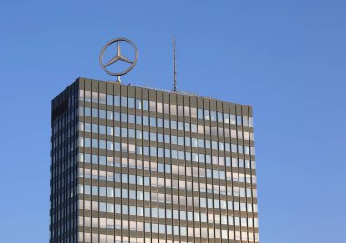 BERLİN, ALMANY-FEBRUARY 28: Mavi Gökyüzü Arkaplanı ile binanın tepesinde Mercedes Benz logosu. 28 Şubat 2015 Berlin, Almanya
