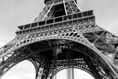 PARIS, FRANCE-JUNE 16: Eiffel Kulesi Siyah ve Beyazda Yakın. 16 Haziran 2014 Paris, Fransa