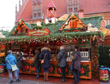 HANNOVER, ALMANY-1 ARALIK 1: müşteriler Noel Marketi Weihnachtsmarkt 'tan Ilık Peynirli Sandviç alıyor. 1 Aralık 2018, Hannover, Almanya