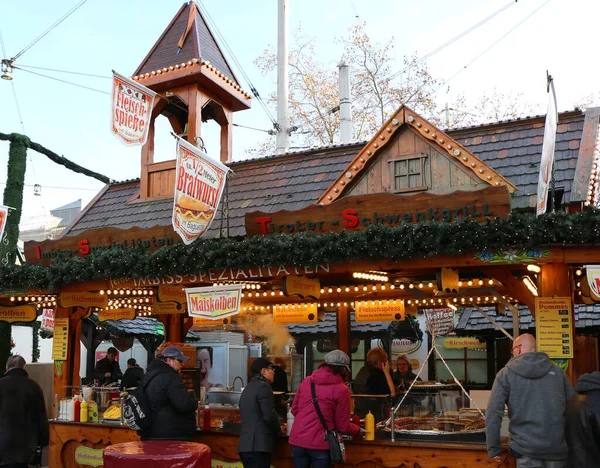 Hannover Německo Prosinec Zákazníci Těší Tradiční Německé Jídlo Vánočním Trhu — Stock fotografie