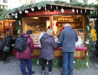 HANNOVER, ALMANY-ARALIK 01: müşteriler Noel Marketi Weihnachtsmarkt 'tan geleneksel Dresden Pastası satın alıyorlar. 01,2018 Aralık Hannover, Almanya.