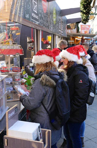 Hannover Germania Dicembre Ragazze Con Santa Cappelli Shopping Mercatino Natale — Foto Stock