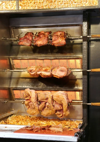 Comida Tradicional Alemã Natal Carne Porco Grelhada Spiessbraten Mercado Natal — Fotografia de Stock