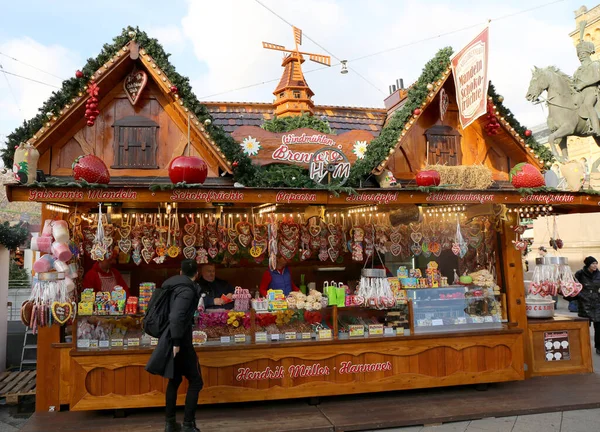 德国汉诺威 12月1日 不明身份的顾客在圣诞节市场Weihnachtsmarkt从糖果和杏仁供应商那里购买焦糖杏仁 2018年12月1日 德国汉诺威 — 图库照片