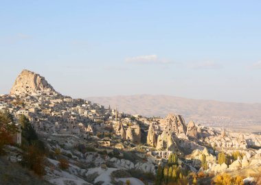 Nevsehir 'in Goreme kentindeki Uchisar Şatosu ve Köy