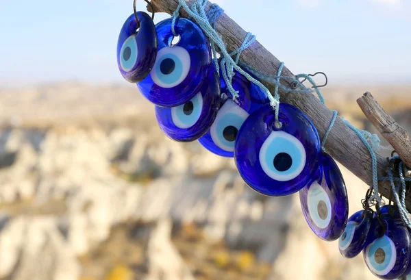 土耳其内维尔Goreme市具有卡帕多西亚背景的蓝眼睛Nazar土耳其魅力树 — 图库照片