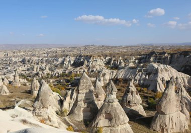 Goreme, Türkiye 'de Sonbahar Renkleri ve Mavi Gökyüzü ile Peri Bacaları