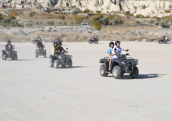 Goreme Nevsehir Turkey Marraskuu Tunnistamattomat Nuoret Nauttivat Atv Ride Cappadocia kuvapankin valokuva