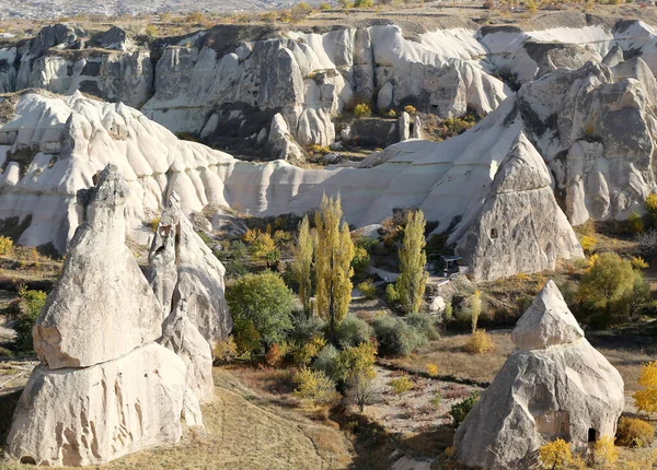Дымоходы Осенними Красками Каппадокии Турция — стоковое фото