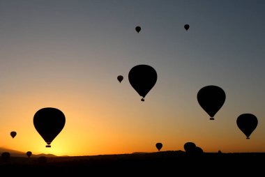 Kapadokya, Türkiye 'de Siluetler ve Gündoğumu Renkleriyle Sıcak Hava Balonları