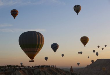 GOREME, NEVSEHIR, TURKEY-NOVEMBER 05: insanlar havada uçan sıcak hava balonları izliyor. 05.2022 Kasım, Goreme, Nevsehir, Türkiye