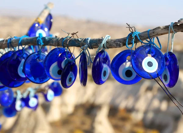 Blue Evil Eye Nazar Turkse Charmes Boom Met Cappadocia Achtergrond — Stockfoto
