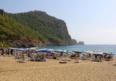 ALanya, ANTALYA, TURKEY-ECTOBER 03: Tanımlanamayan Rus ve Avrupalı turistler Plajda Güneşli Günün tadını çıkarıyorlar. 03 Ekim 2022, Alanya, Antalya, Türkiye