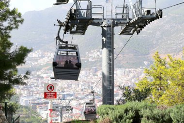 ALanya, ANTALYA, TURKEY-ECTOBER 03: Tanımlanamayan turistler Cable Car Ride 'da eğleniyor. 03 Ekim 2022, Alanya, Antalya, Türkiye