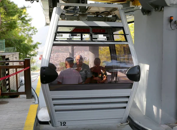 Alanya Antalya Turquía Octubre Turistas Identificados Disfrutando Cable Car Ride — Foto de Stock