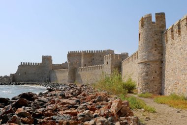 Anamur 'un Akdeniz kıyısındaki Mamure Duvarları, nam-ı diğer Anamur Şatosu